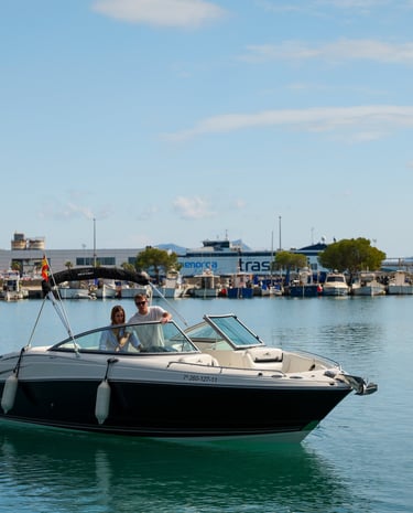 Lancha de Mallorca In Blue saliendo del puerto de Alcudia hacia la costa