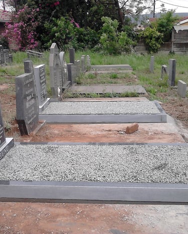 A Tegg's floor and chips fitted with a BSQ headstone at Mt Rise cemetery
