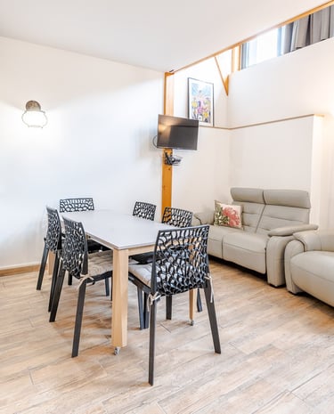 La pièce à vivre, cuisine ouvert sur salle à manger lumineuse.
