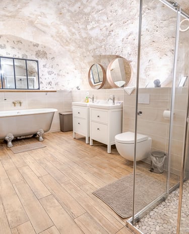 La salle de bain située dans une ancienne cave troglodyte.