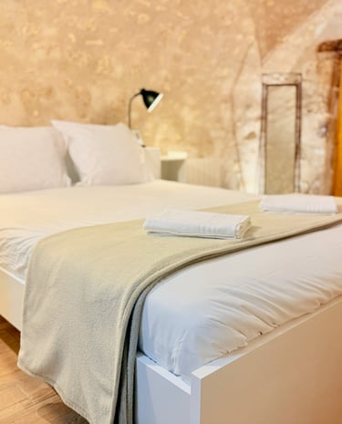 La chambre principale, profitez de la douceur de la roche pour des nuits reposantes.