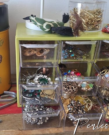 JC GAL utilise de nombreux accessoires, perles, et autres objets insolites dans ses broderies