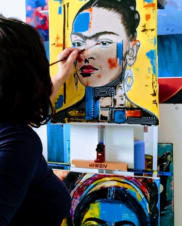 die Künstlerin Wigulins Art beim Malen