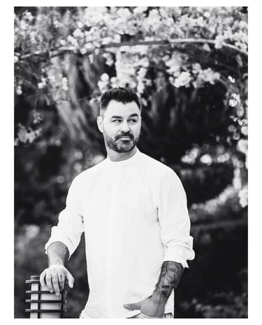 Mann in weißem T-Shirt. Der Inhaber vom Atelier84