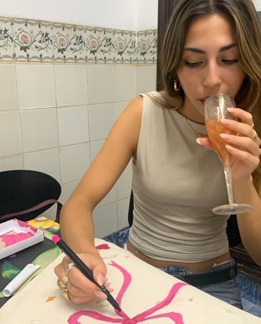 "Participantes disfrutando de talleres con vino ilimitado en Ethereal."