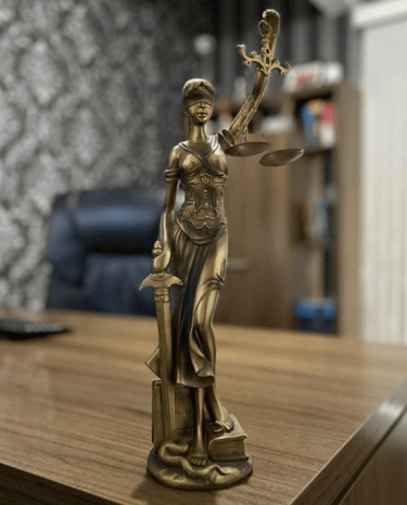 Estátua de Thêmis, símbolo da justiça, representando imparcialidade e equilíbrio no direito.