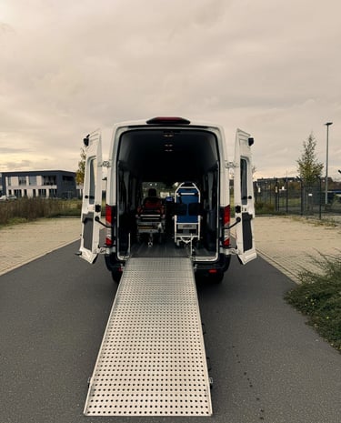 Offener weißer Transporter mit ausgeklappter Rampe, Trage und medizinischer Ausrüstung.