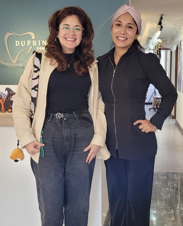Paciente con diseño de sonrisa en Duprin's Dental San Miguel Lima - carillas y blanqueamiento dental