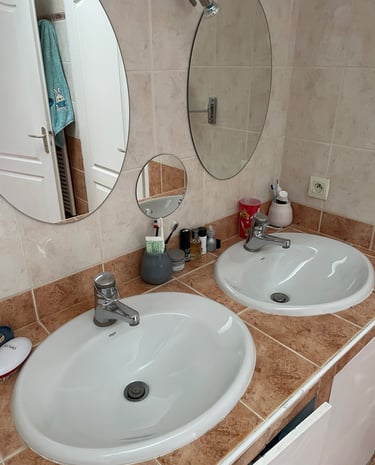 Salle de bain moderne avec 3 miroirs ovales.