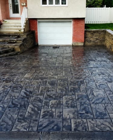 Entrée de dalles imbriquées avec murs de retenue et escaliers par M2 Paysage