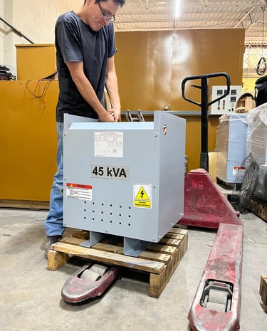 joven trabajando en transformador de 45 kva