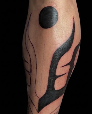 tatuaje tribal en negro, incompleto, hecho por tinta serpentina tattoo