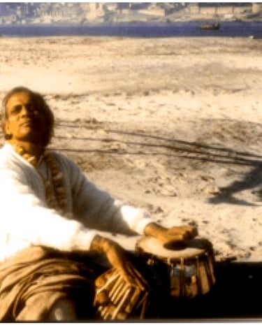 Lacchu Maharaj suona le tabla, Gange, Varanasi