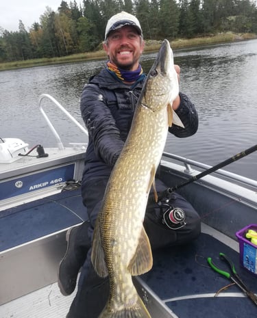 pêcheur qui tient un brochet