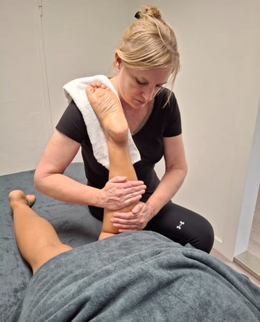 Rustige, stevige bewegingen op de kuit voor diepe ontspanning van de spier