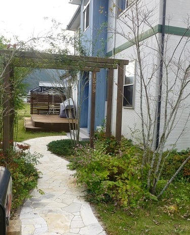 a house with a mailbox in the yard