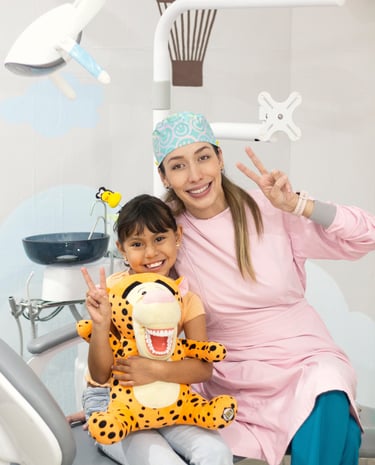 Dentista pediátrica de Sonrilandia atendiendo a un niño con un enfoque cálido y divertido en Tepic.