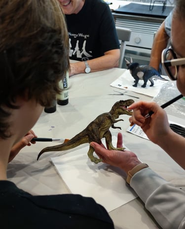 Taller de paleoarte. Pintado de figuras de dinosaurios