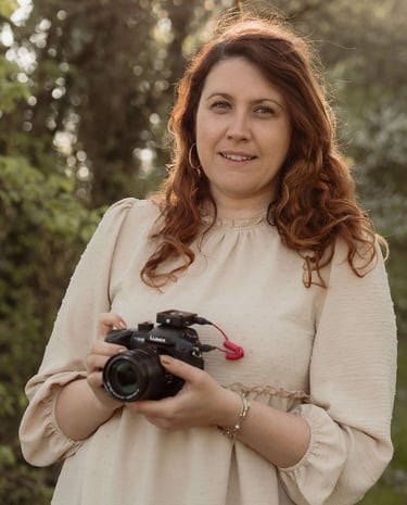 Vidéaste d'entreprise, léa olivier, avec caméra de turnage