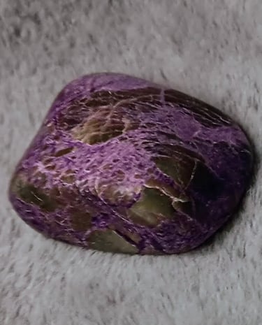 atlantisite, stichtite in serpentine crystal