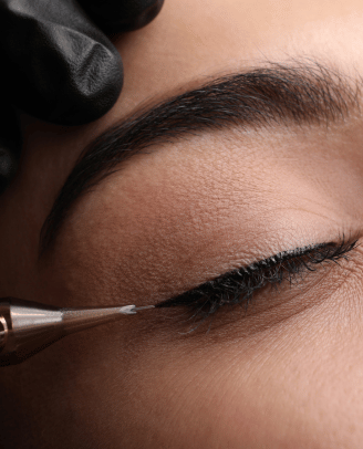 Femme recevant un maquillage permanent à l'eyeliner 