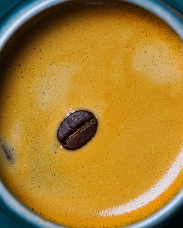 une photo en gros plan de la mousse de café