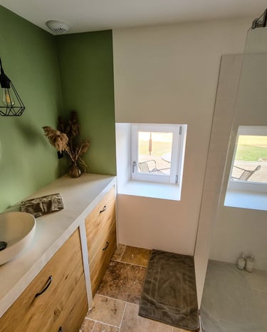 Salle de bain lumineuse avec douche à l'italienne du gite des ramières à la ferme gourmande
