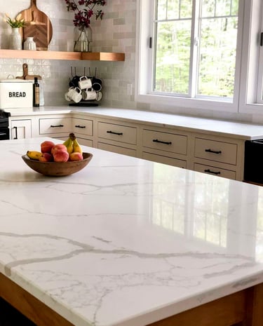 "šviesus virtuvės stalviršis iš kvarco akmens"