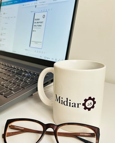 um-óculos-de-grau-proximo-a-uma-caneca-escrito-midiar-28-e-a-tela-de-um-computador