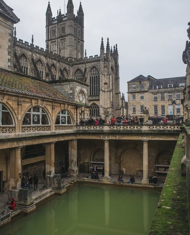 Las termas romanas de Bath, en Inglaterra, con la Gran Piscina de aguas verdes y la histórica abadía