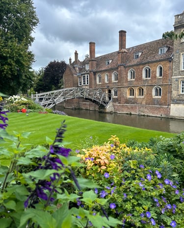 El Puente Matemático del Queens' College, en Cambridge, que cruza el río Cam junto a un edificio 