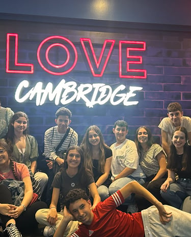 Estudiantes de la promoción de 2024 reunidos en una bolera y local de karaoke
