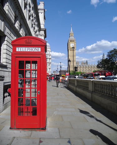 emblemática cabina telefónica roja en una calle de Londres, con el Big Ben 