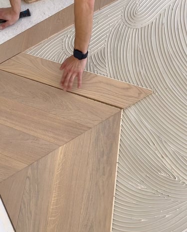 pose collée parquet, parquet contrecollé, chevrons, colle crantée, revêtement de sol bois