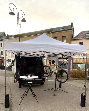camionnette sur la place du marché de la ville de Routot