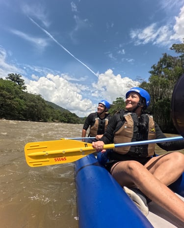 personas practicando rafting en san gil 