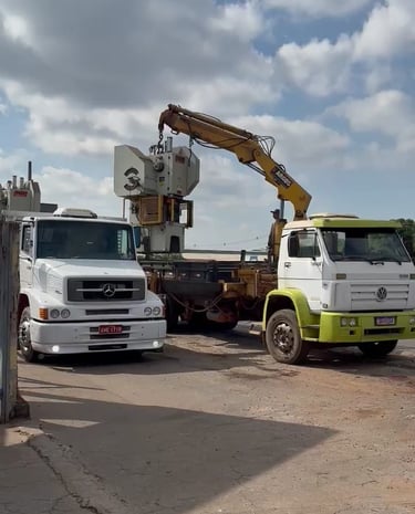 Munck transportando uma prensa na Top Máquinas, comércio de máquinas operatrizes e locação de munck