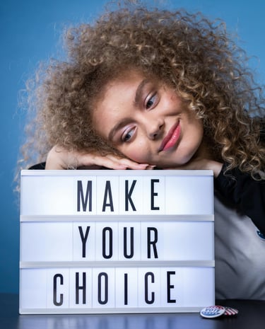 שלט דרכים עם הכיתוב Make Your Choice – סמל לבחירה מודעת, אחריות אישית ולקיחת כיוון חדש בחיים בהתאם ל
