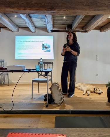 Svenja Stoll hält ein Seminar
