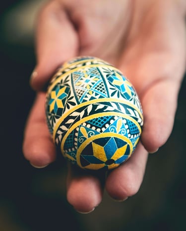 Šarena ukrajinska pisanica sa žutim, plavim i bijelim ukrasima.