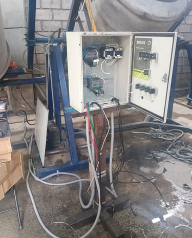 Tablero de control de motores en fabrica antes de la reparación