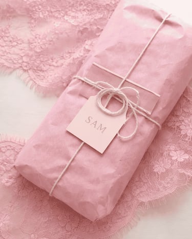 Empaque premium de SAM Cosméticos en tonos rosa con presentación elegante para envío.