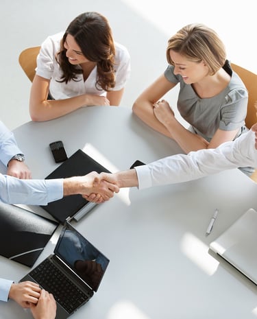 một nhóm doanh nhân đang bắt tay nhau