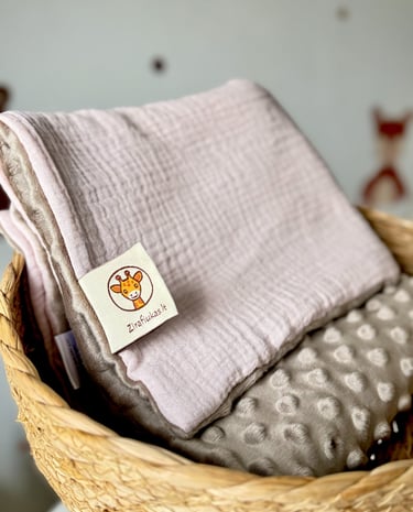 rudas su rožine pledukas