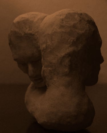 3D figura od gline, dvoje u zagrljaju. Boja crvenkasta, ilustracija elementa ZEMLJA.