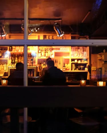 Focused discussion among thinkers in an intimate indoor setting