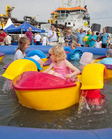 meisje in paddelbootje