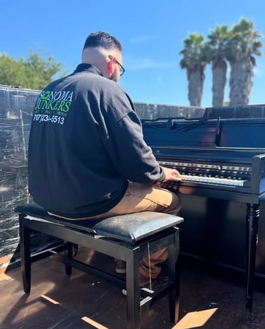 memo playing piano in trailer
