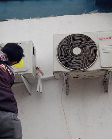 Layanan Kamuning Teknik meliputi service AC tidak dingin atau bocor, isi freon AC, cuci AC rutin