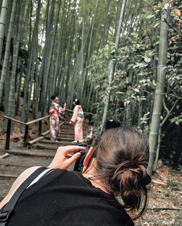 Jana von Lebensmomente fotografiert beim fotografieren von zwei Frauen im Bambuswald in Kyoto.